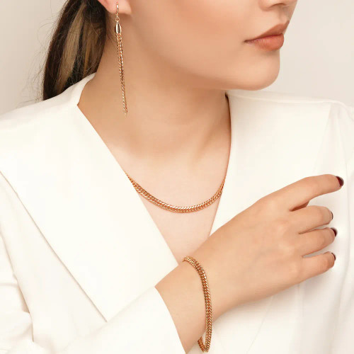 دارای گردنبند ، دستبند ، گوشواره