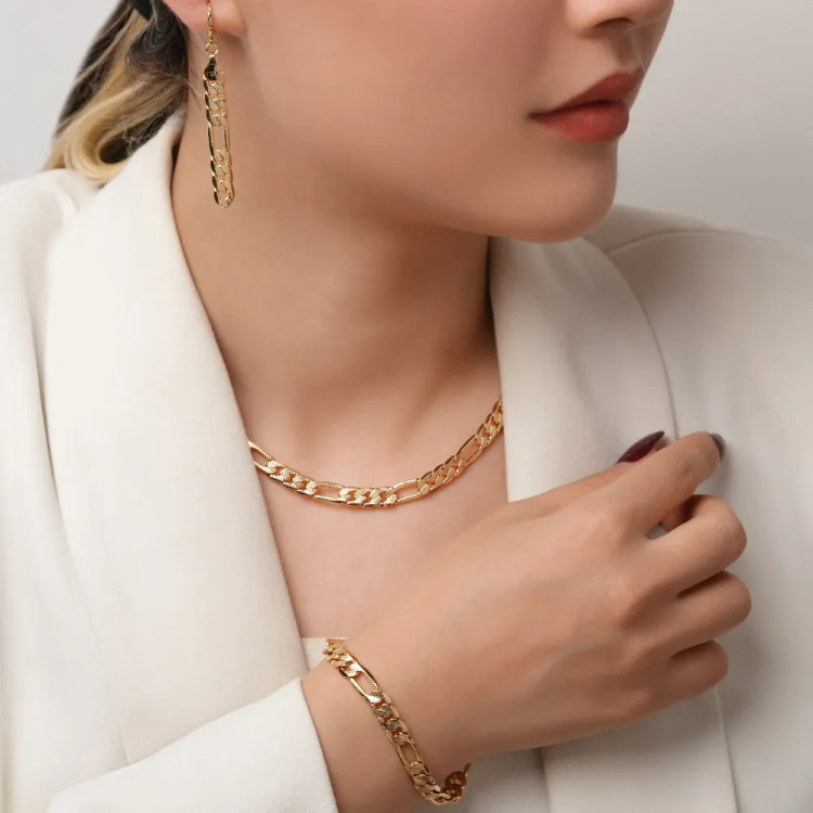 دارای گردنبند ، گوشواره ، دستبند