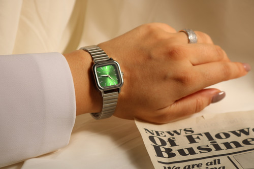 ساعت مچی زنانه کاسیو Casio صفحه مربع رنگ صفحه سبز رنگ بند نقره ای قفل ریلی بند و بک استیل کیفیت عالی