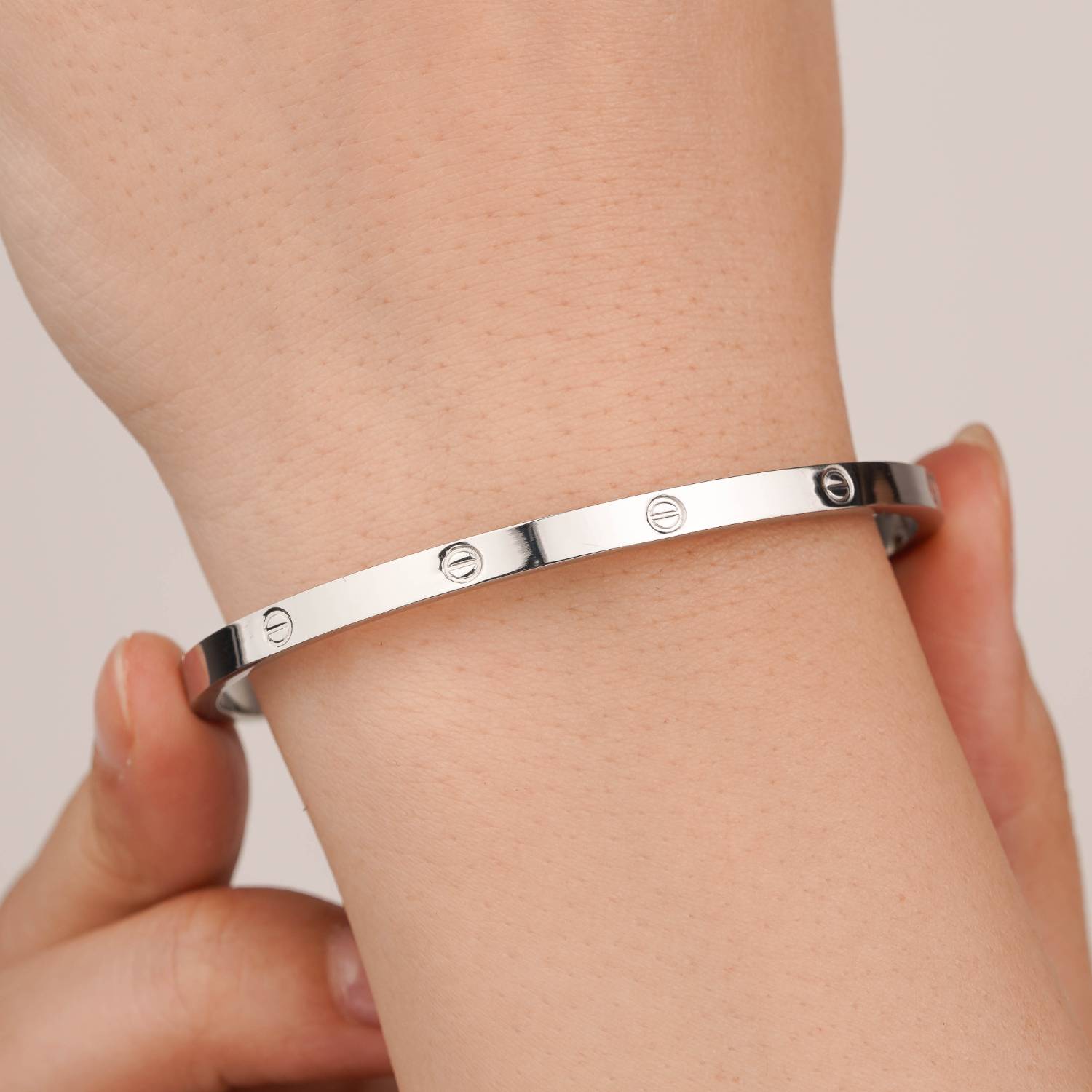 دستبند النگویی استیل طرح Cartier رنگ نقره ای